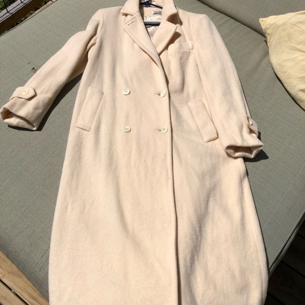 Women’s full length wool coat. Vintage. Cream/white